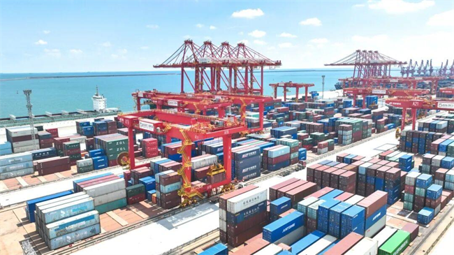 山東港口日照港集裝箱碼頭這波操作“箱”當(dāng)硬核