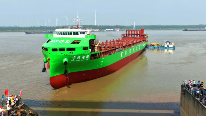 歷史性突破！全球最大萬(wàn)噸級(jí)純電動(dòng)智能海船，成功下水